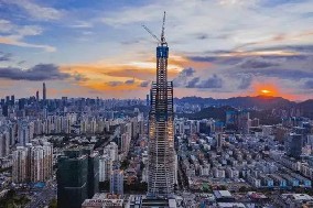 旭東圍擋廠家祝賀，深圳又一高樓388米 順利封頂 ！