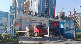 圍擋廠家、建筑施工圍擋圍深圳新材料產(chǎn)業(yè)大廈項(xiàng)目提供安全保障