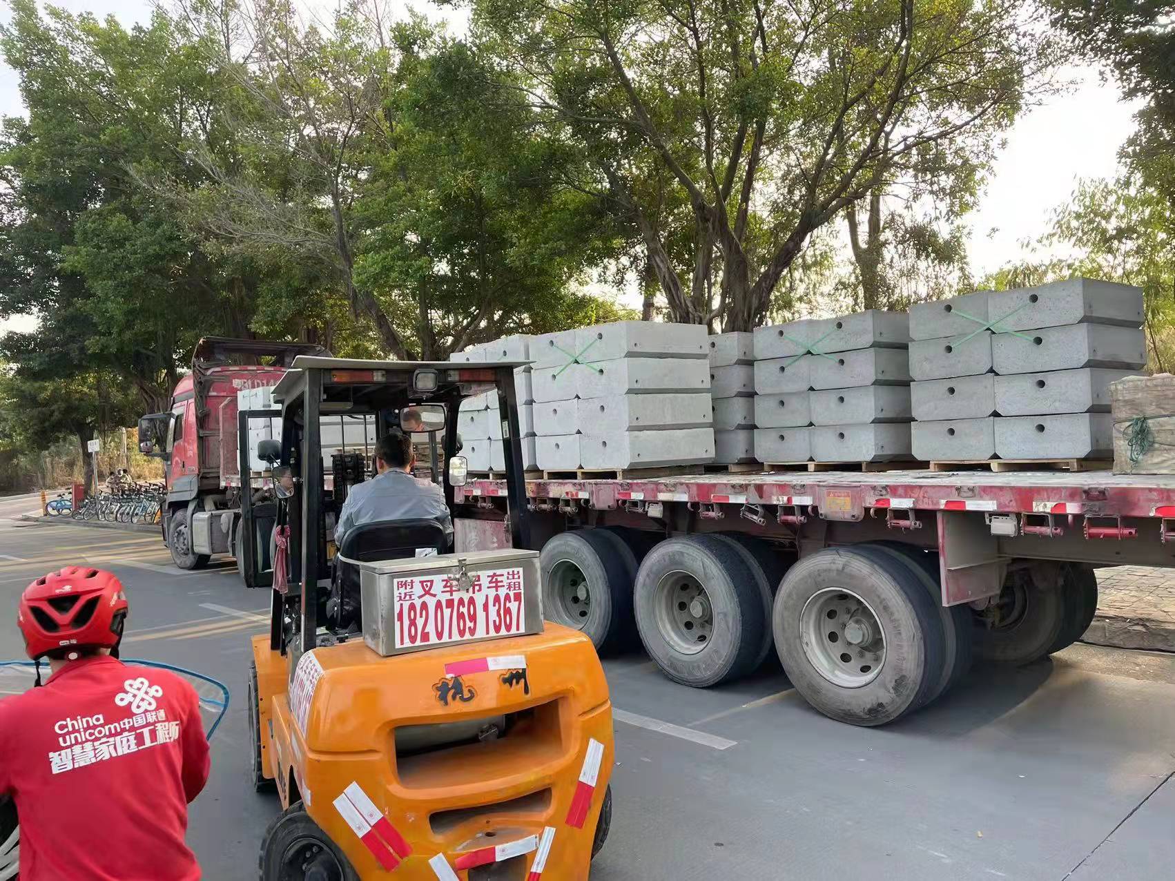 建筑工地的圍擋用的是什么材質(zhì)的材料??？